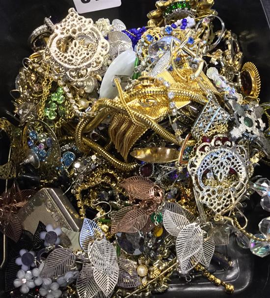 Quantity of costume jewellery